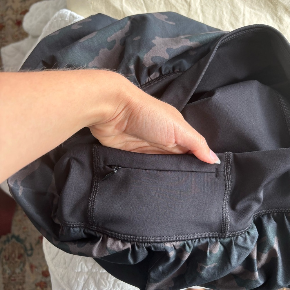 SPANX Get Moving Shorts in Black Camo Camouflage Athletic Running - Picture 6 of 8